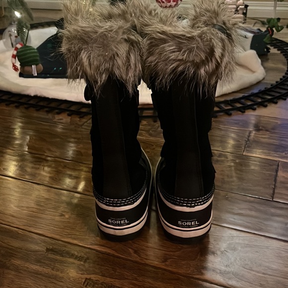 Like new Sorel Joan of Arctic boots - Picture 3 of 4